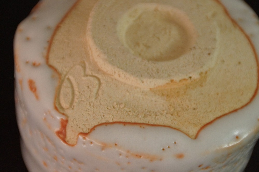 Chawan aus Shino-Keramik von Noritoshi Takagi Boden Nahaufnahme
