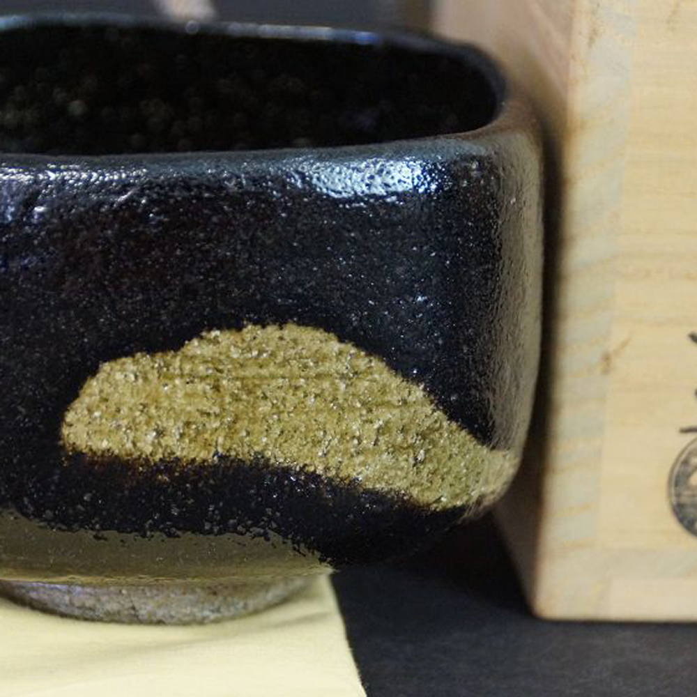 Chawan aus Raku-Keramik von Keiraku Ito neben der signierten Aufbewahrungsbox mit rundem Kuenstlersiegel