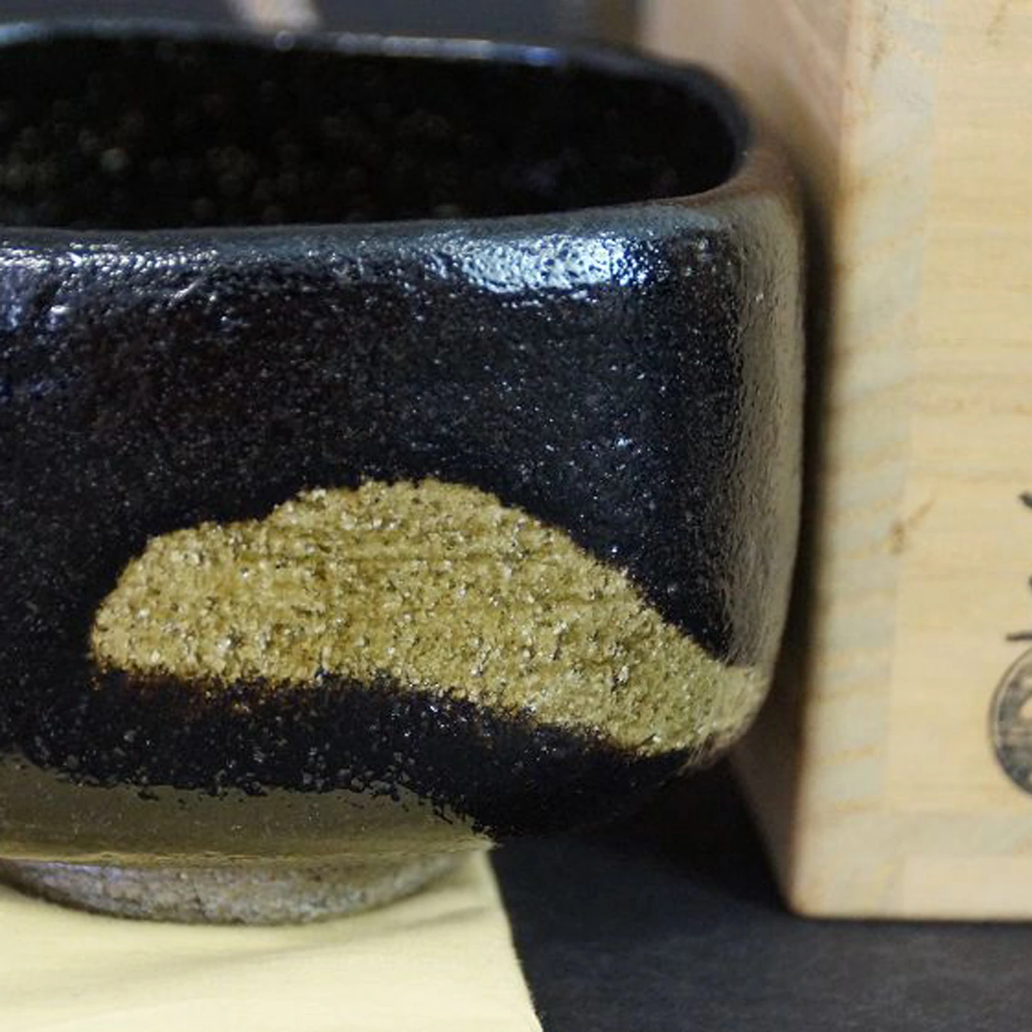 Chawan de cerámica Raku de Keiraku Ito junto a la caja de conservación firmada con sello redondo del artista