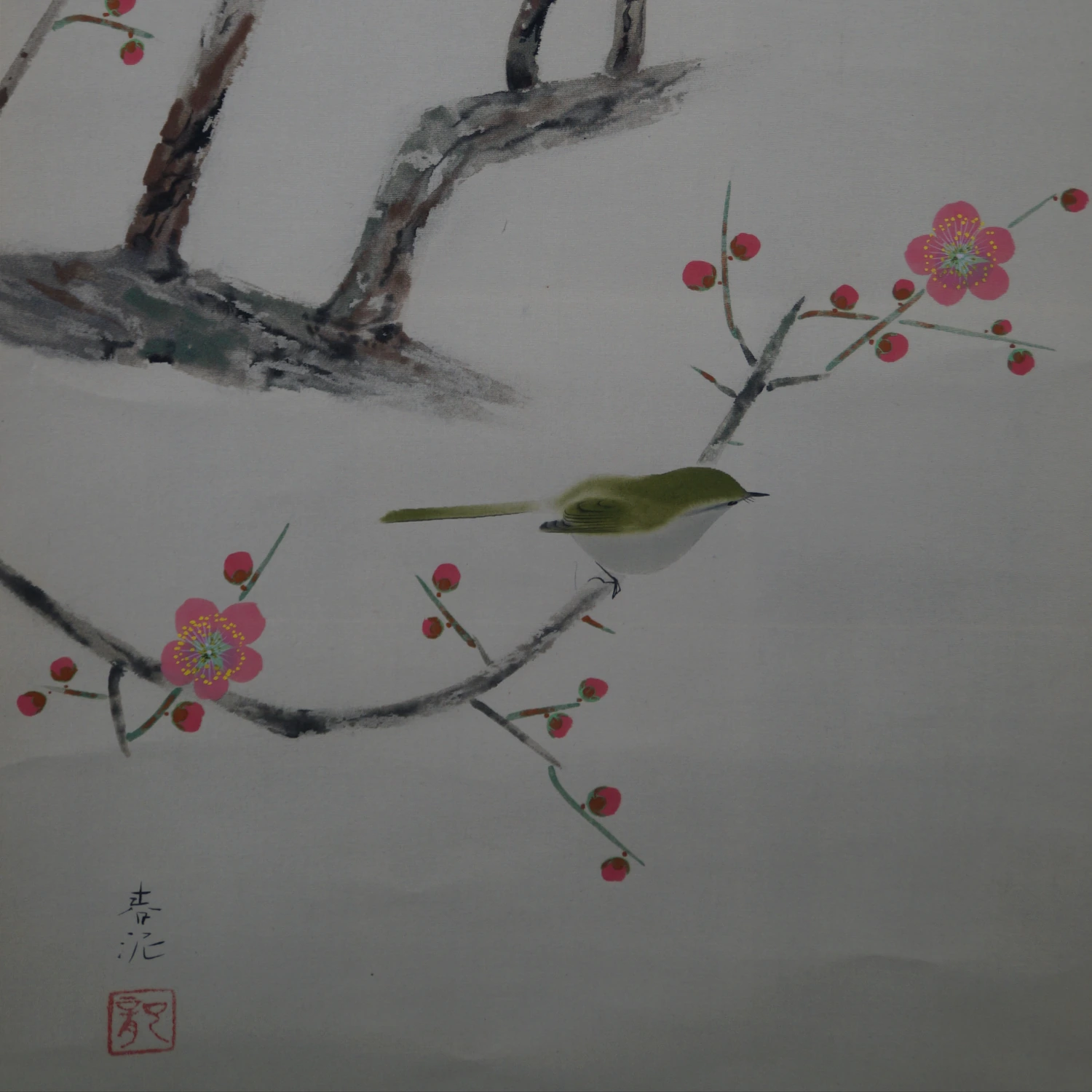 Gesamtmotiv mit Uguisu, Baumstamm und Kuenstlersignatur im Kakemono, ohne Rahmung