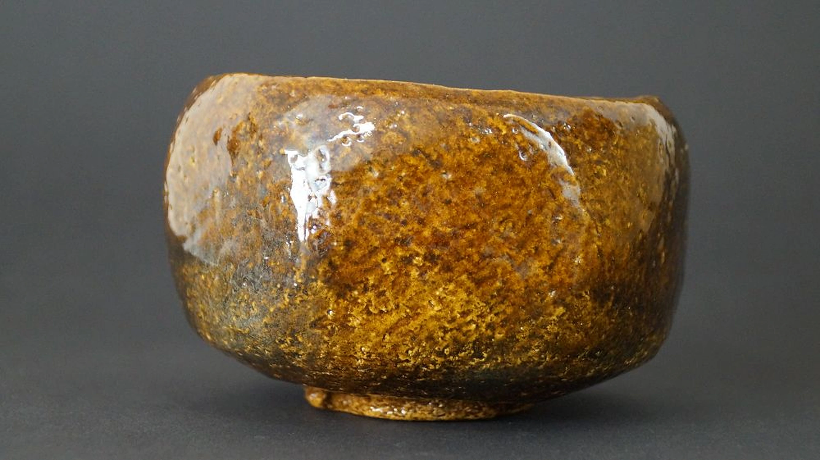 Otra vista del cuenco de té chawan de cerámica Ōhi desde el lateral