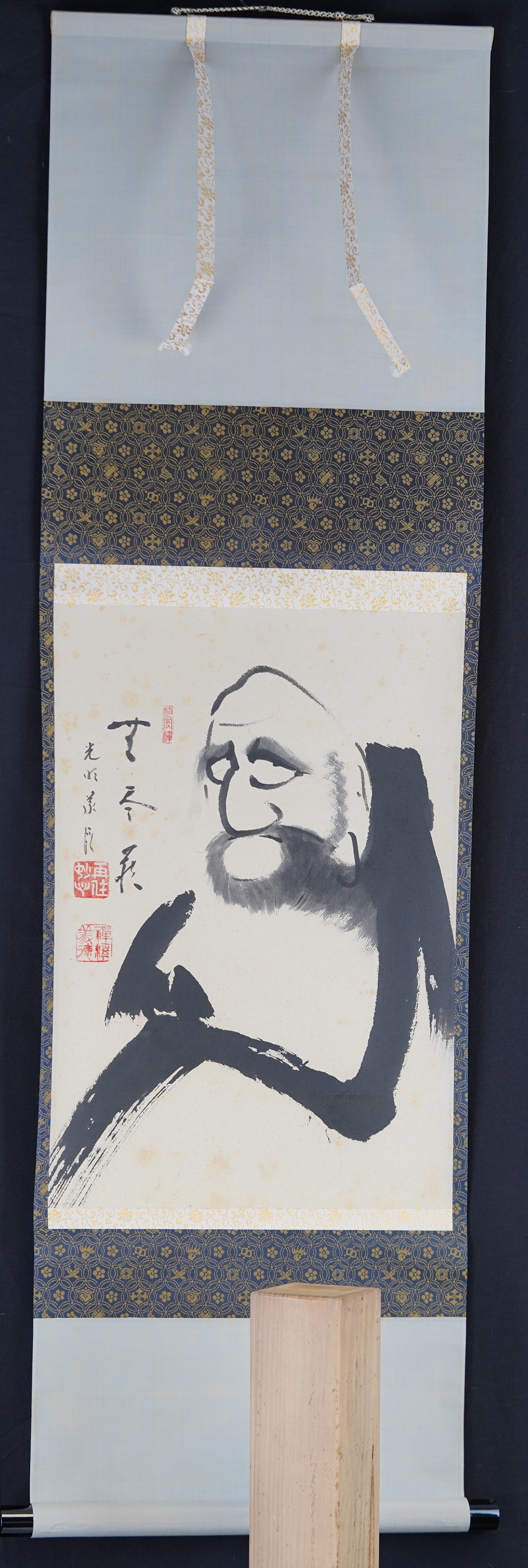 Kakemono „Daruma in Tusche“ (Myōshin-ji) in voller gerahmter Ansicht