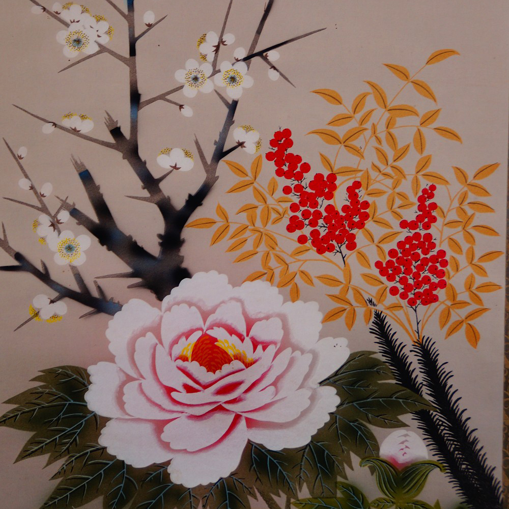 Bluehende Pflaumenzweige, eine rosa Pfingstrose und rote Nandina-Beeren auf dem Kakemono von Nishioka Seizan