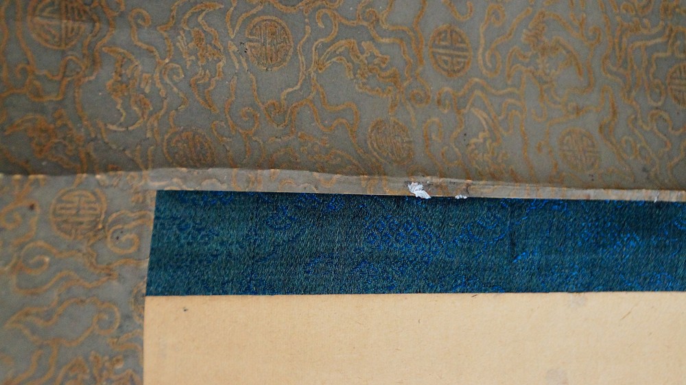 Detail der graublauen Brokat-Montierung mit dunkelblauem Seidenrand des Kakemono