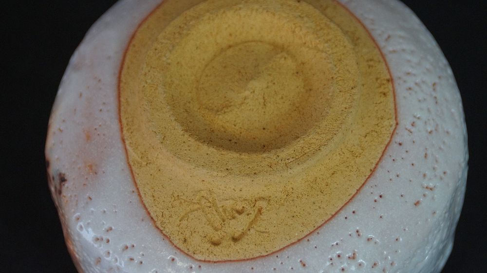 Detailansicht des Standfusses mit eingeritzter Kuenstlersignatur der Chawan aus Shino-Keramik