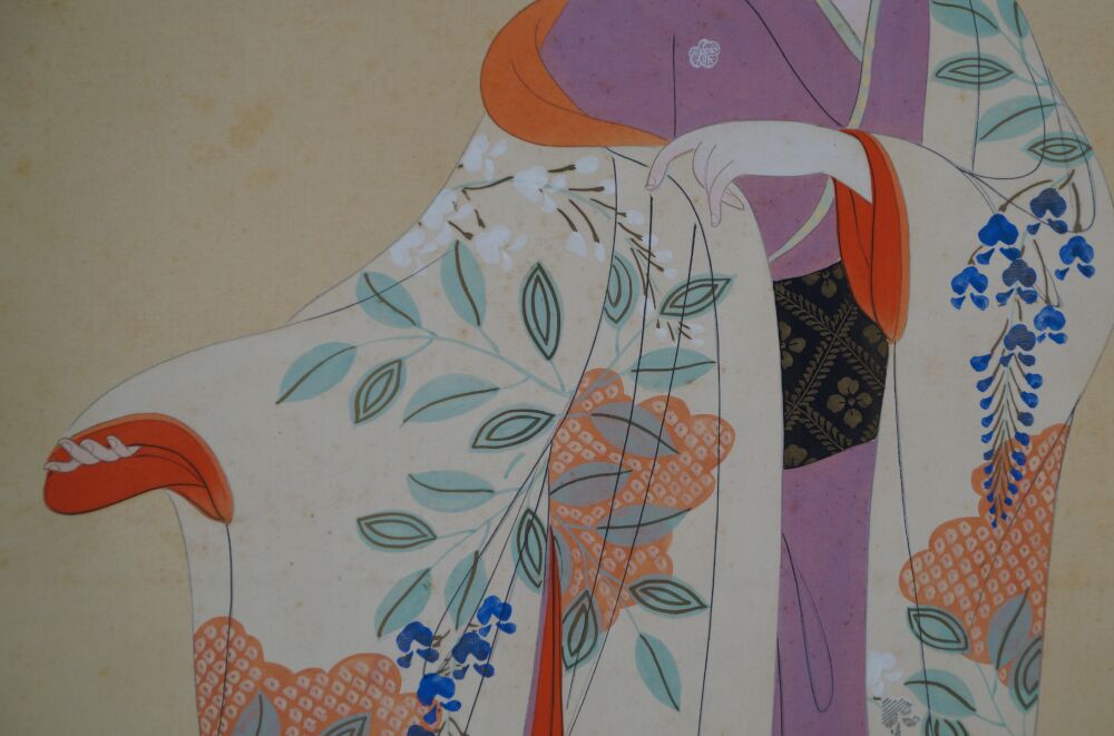 Gros plan du motif du kimono avec glycines et branches fleuries dans le Kakemono Jeune femme devant son armoire à kimono