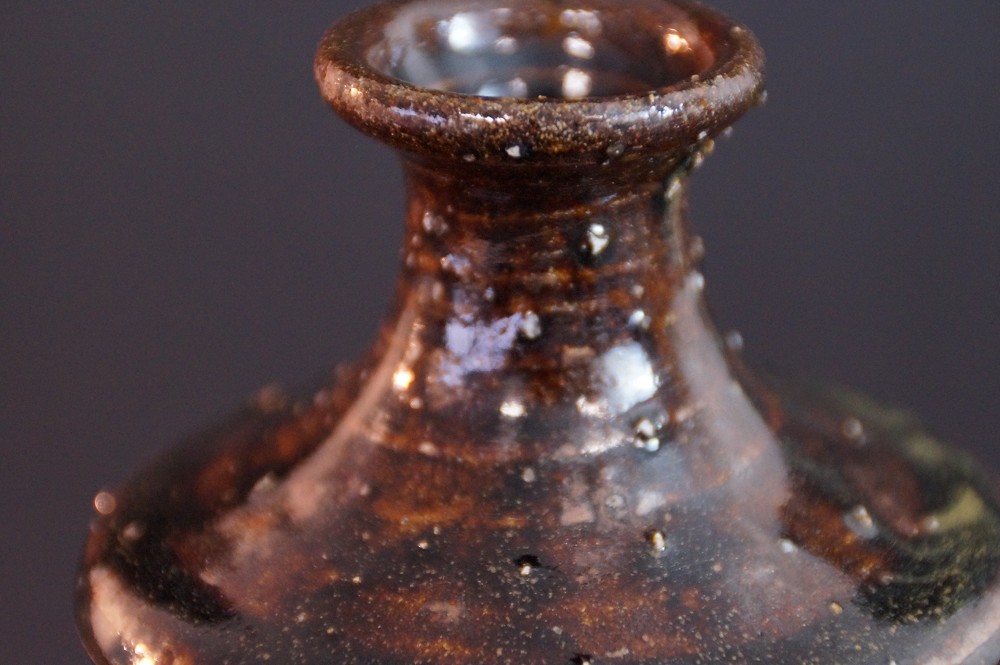 Die Sake Flasche stehend in der geoeffneten Aufbewahrungsbox mit Echtheitszertifikat