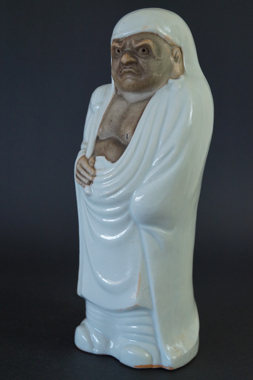 Japanische Bodhidharma Daruma Figur aus Kutani Porzellan Seitenansicht 1
