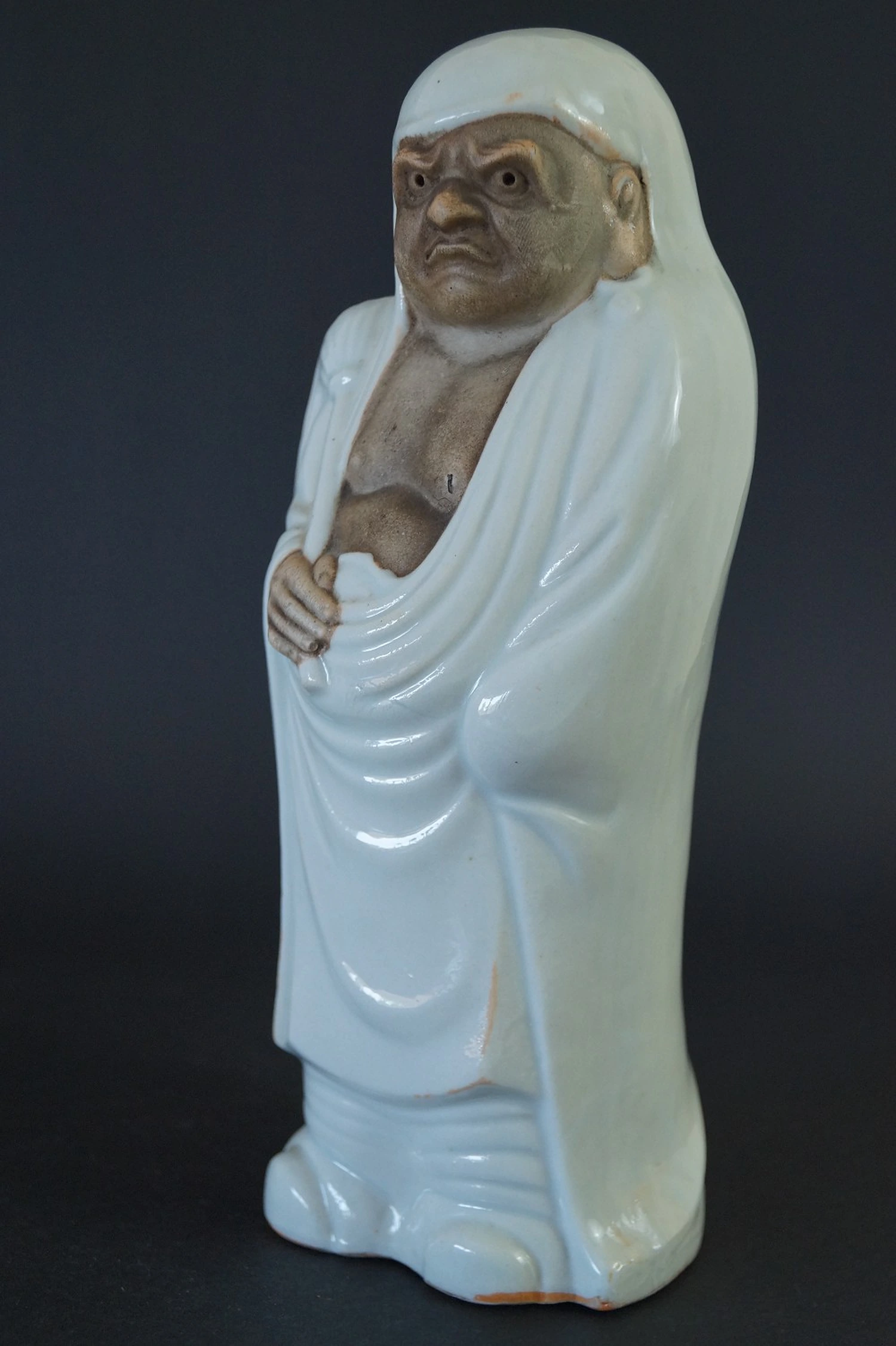 Figura japonesa de Bodhidharma Daruma de cerámica vista lateral 1