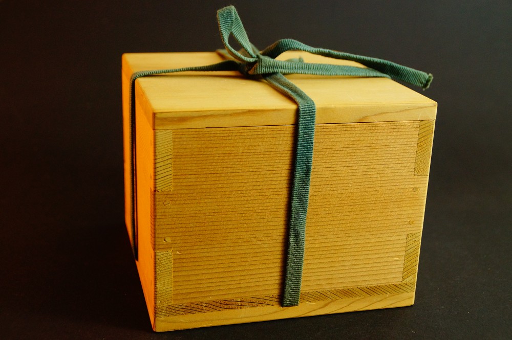 Chawan Teeschale mit Blumenmotiv aus Oribe-Keramik Aufbewahrungsbox mit Kordel