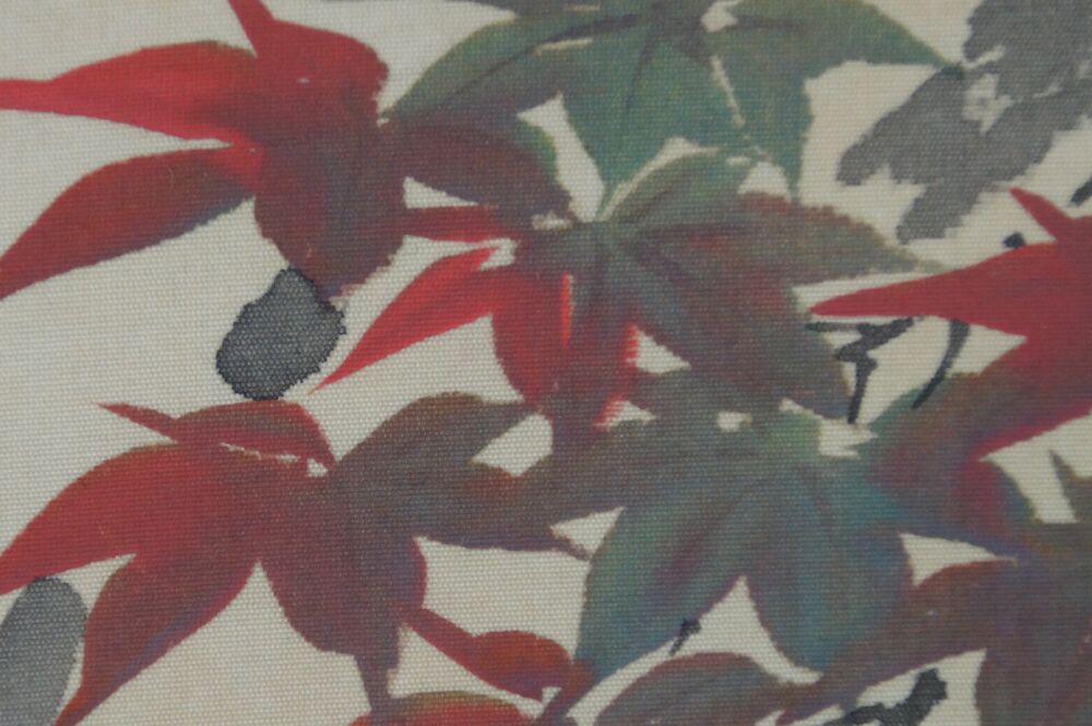 Autre gros plan sur les feuilles d'erable colorees du kakemono Oiseaux dans l'erable automnal