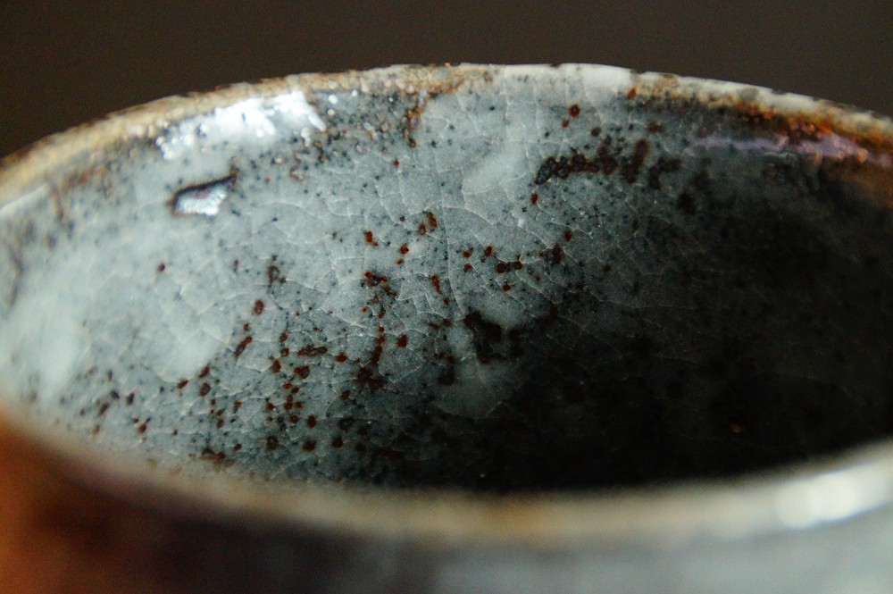 Cuenco de té chawan de cerámica Oribe de Ito Shinzan primer plano vista interior