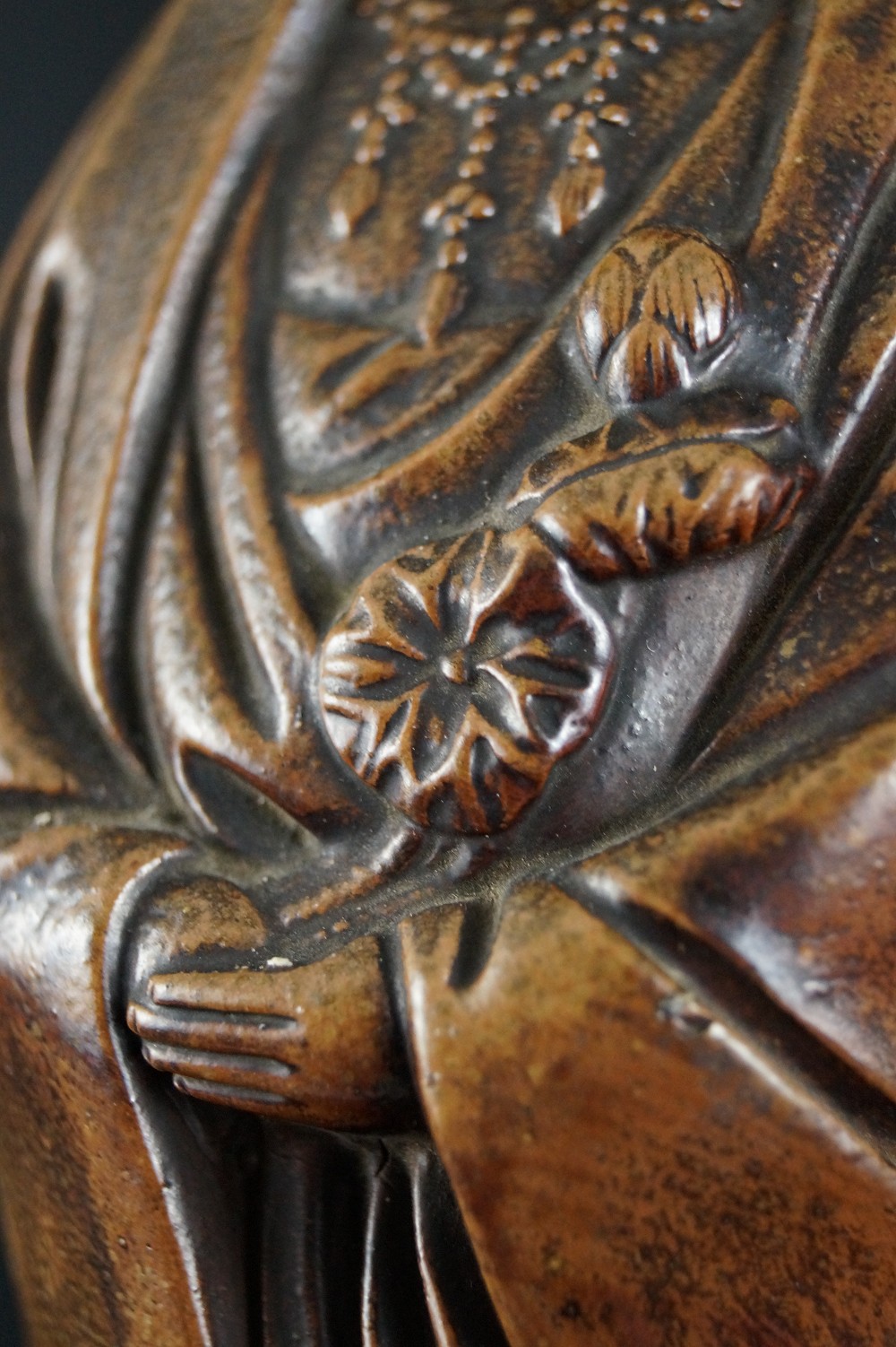 Kannon Figur Bizen Keramik Haende mit Lotus Nahaufnahme 2