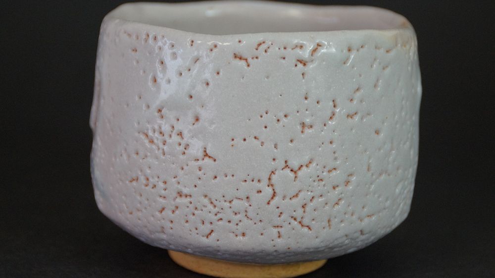 Weitere Ansicht der Chawan aus Shino-Keramik von der Seite mit fein gesprenkelter Glasur