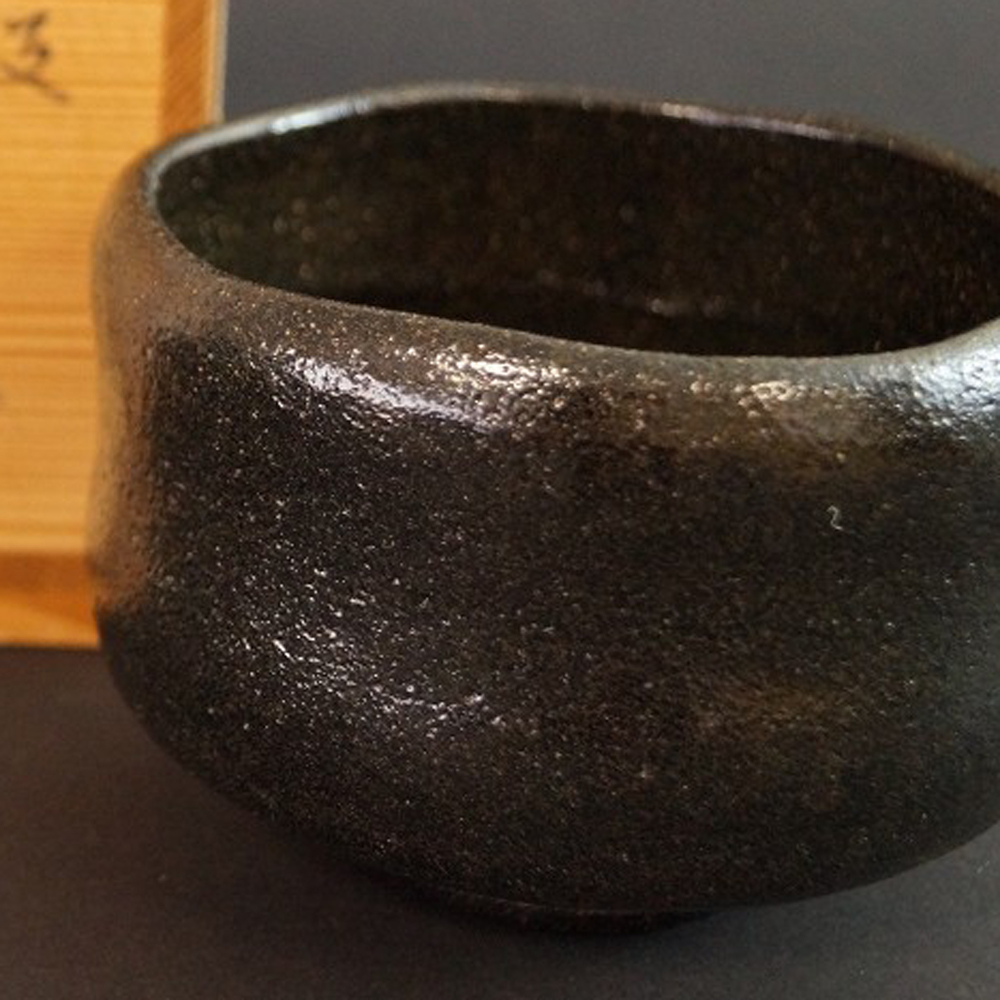Czarka chawan z ceramiki Raku autorstwa Keizan Ono podgląd zbliżenia motywu