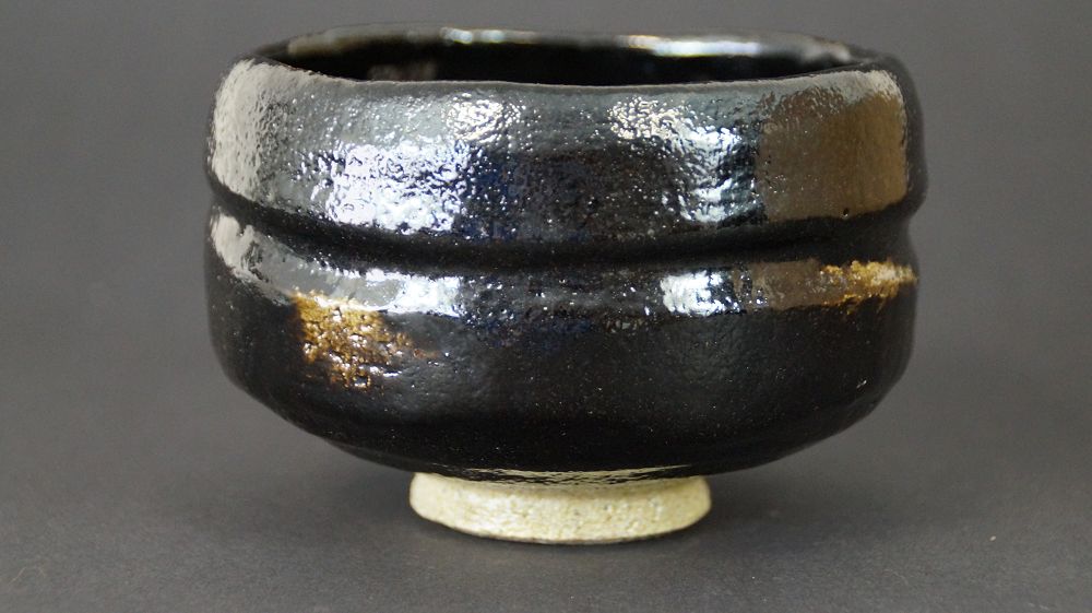 Kolejny widok czarki do herbaty chawan z ceramiki Raku z lśniąco czarnym szkliwem