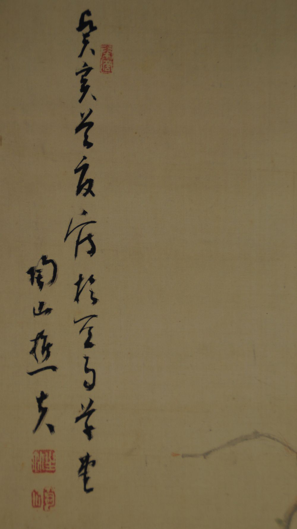 Detailansicht der Kuenstlersignatur Ikuta Tozan mit Gedichtinschrift und zwei roten Siegeln im Kakemono Hortensien im Fruehsommerlicht