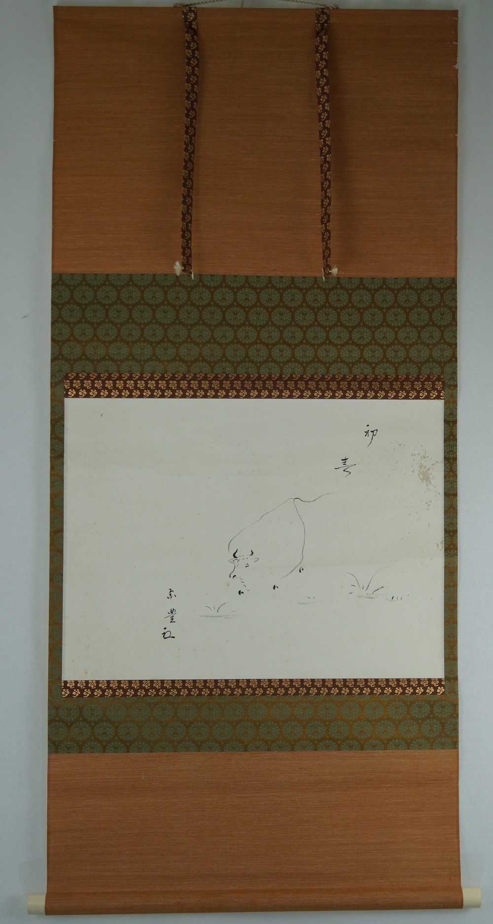 Kakemono Grasender Stier Gesamtansicht Rollbild