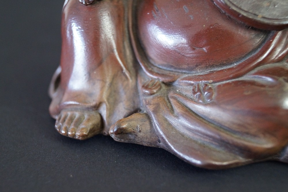 Hotei Figur aus Bizen Keramik Fuss Nahaufnahme