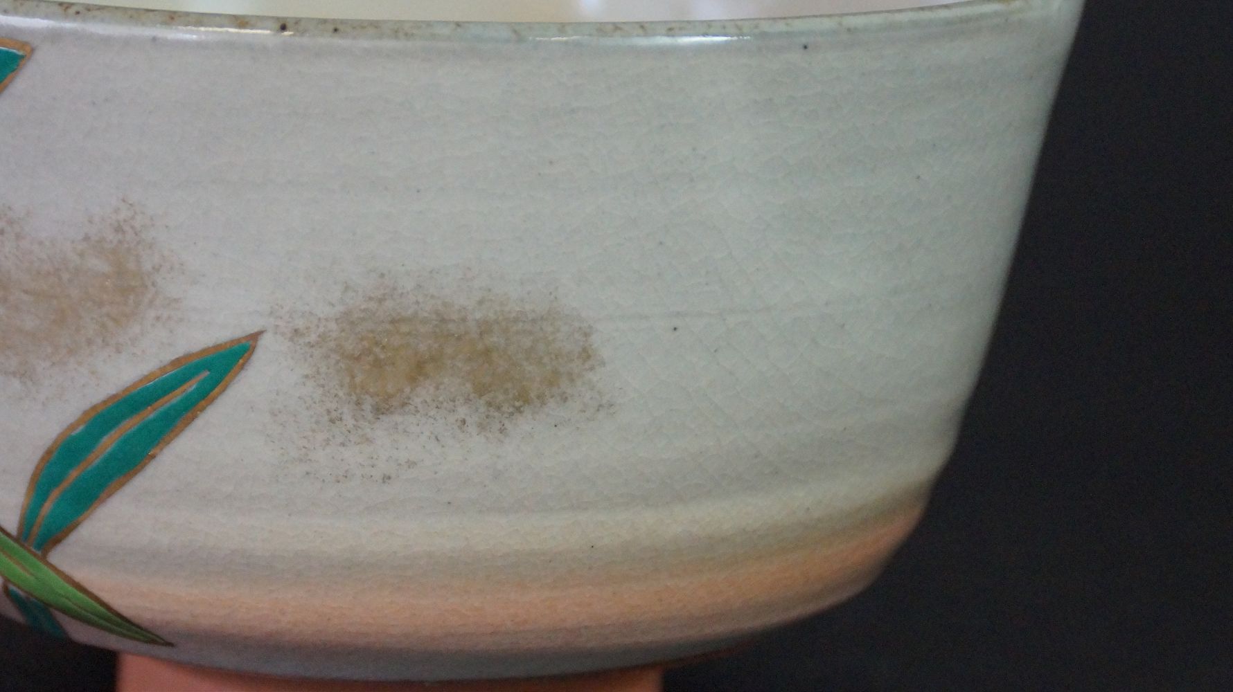 Nahaufnahme des craquelierten Randes der Chawan Teeschale aus Kyoto-Keramik