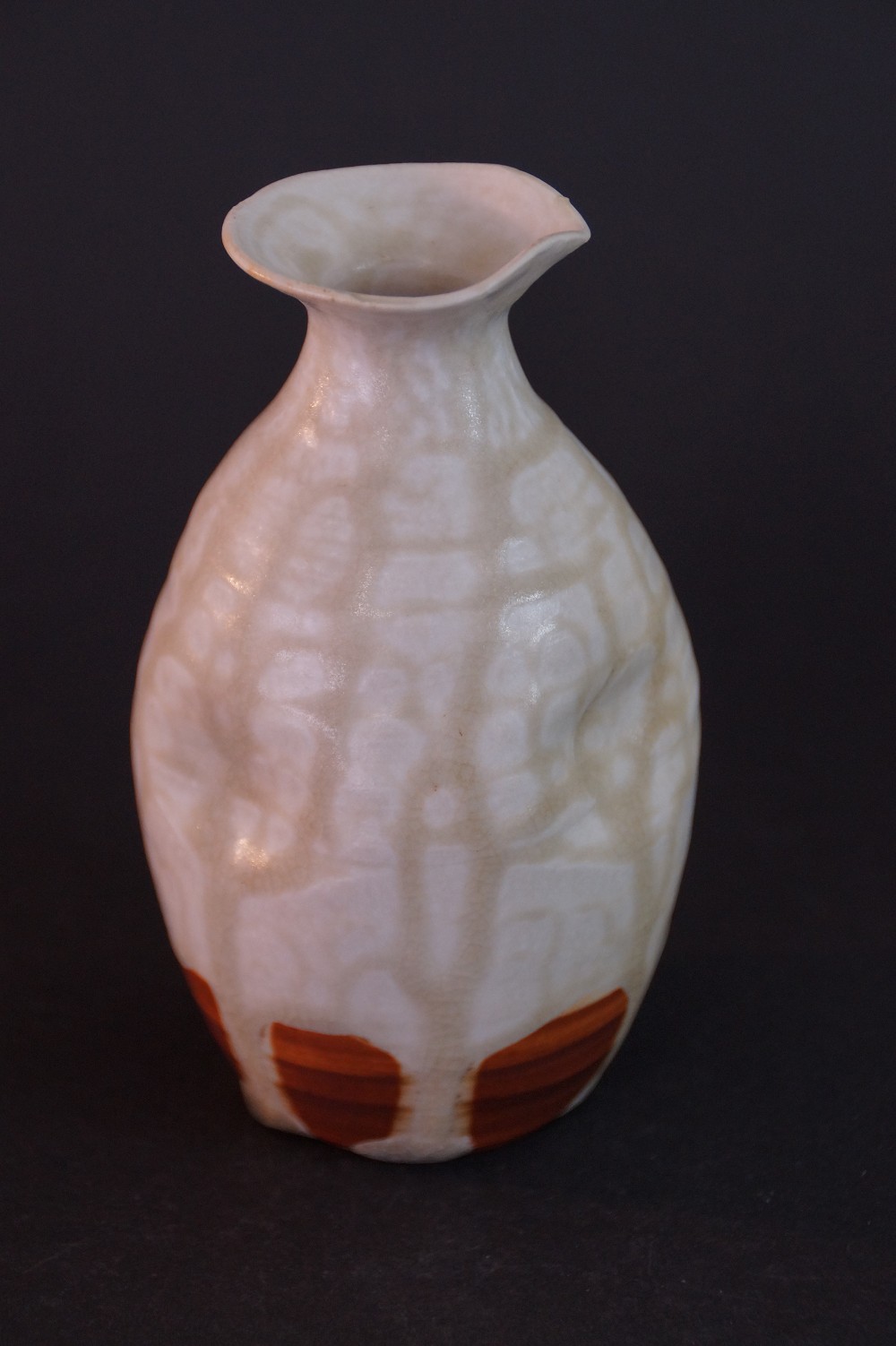 Frontalansicht der handgetoepferten Sake Flasche mit changierender Glasur