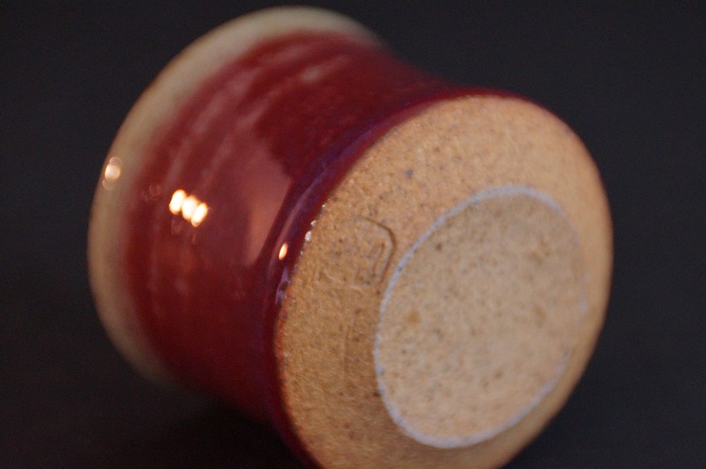 Coppa da sake di Mashiko guinomi di Bunsho Nakamura primo piano del fondo
