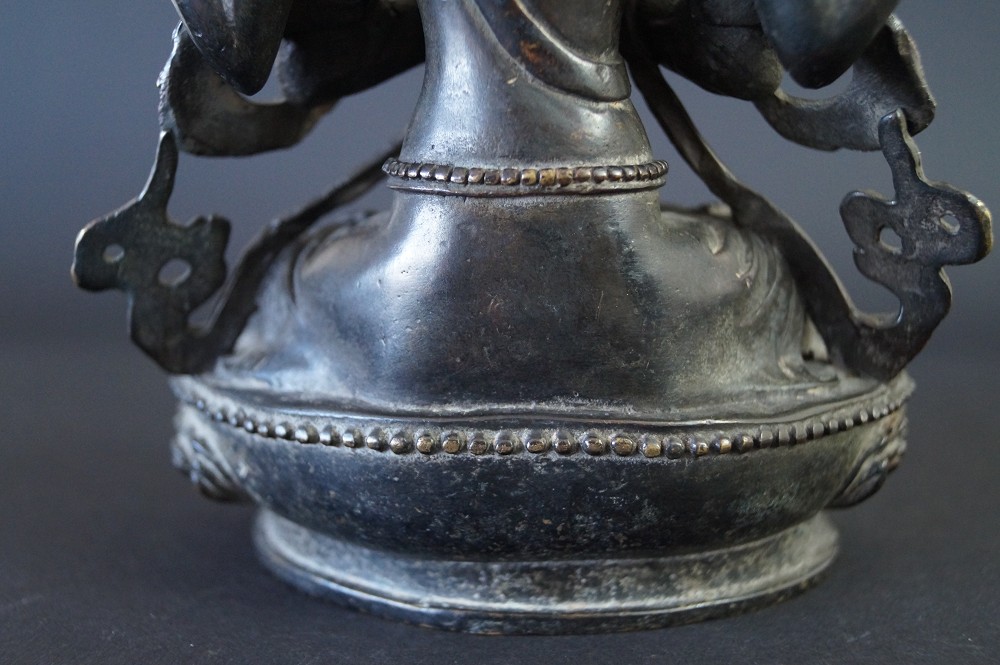 Nepalesische Buddhafigur aus Bronze Boden Nahaufnahme 1