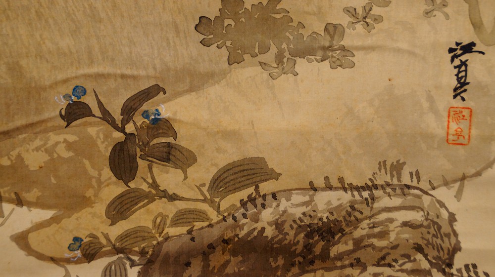 Sperlinge ueber Chrysanthemen Kakemono von Fukui Kotei Signatur und Siegel Nahaufnahme