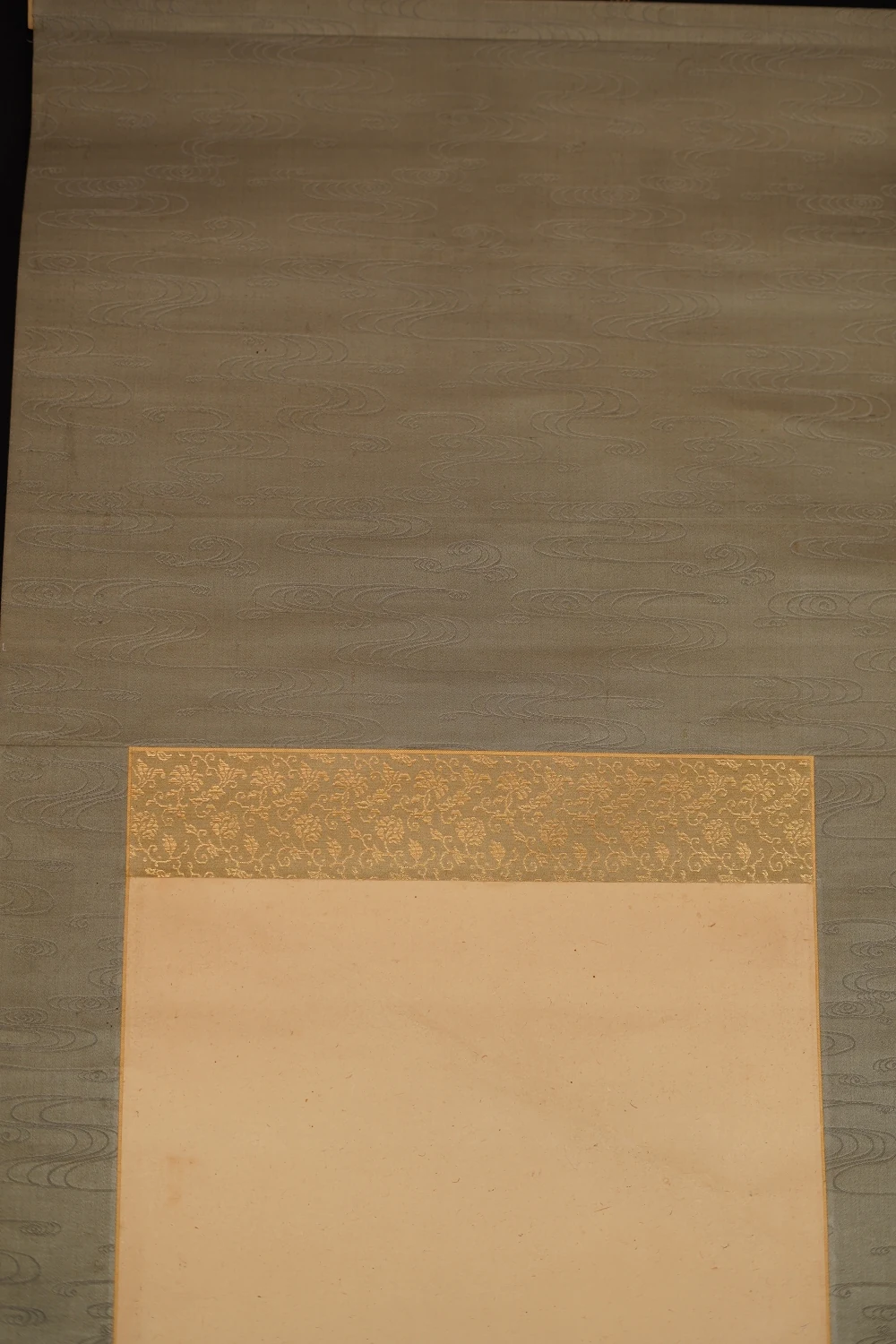 Detail der graublauen Moiré-Seidenmontierung mit Goldbrokatstreifen