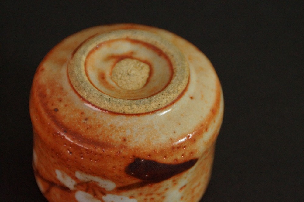Nahaufnahme des Bodens mit ringfoermigem Fuss des Guinomi