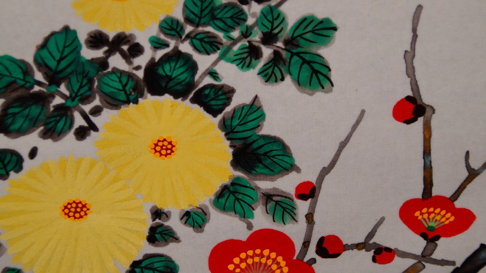Nahaufnahme der gelben Chrysanthemen mit gruenen Blaettern im Kakemono Die Vier Edlen Pflanzen von Endo Keizo