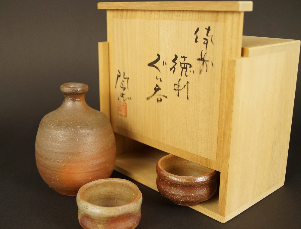 Bizen Tokkuri-Set mit 2 Guinomi Set mit Aufbewahrungsbox
