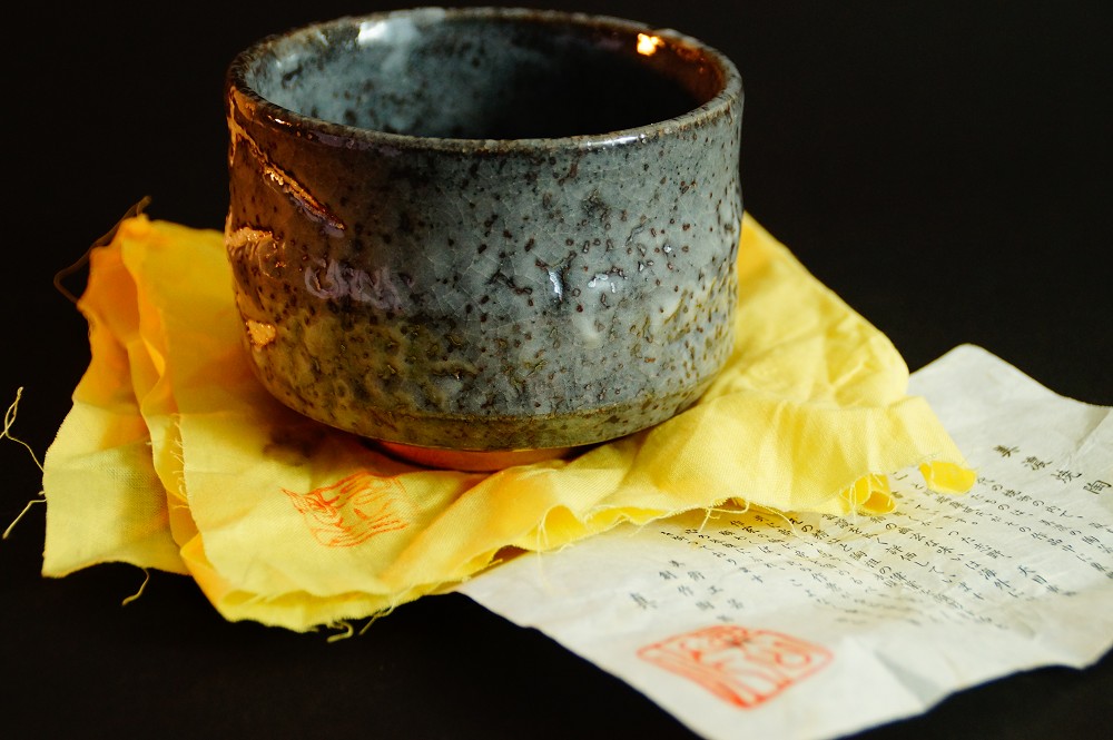 Cuenco de té chawan de cerámica Oribe de Ito Shinzan vista frontal