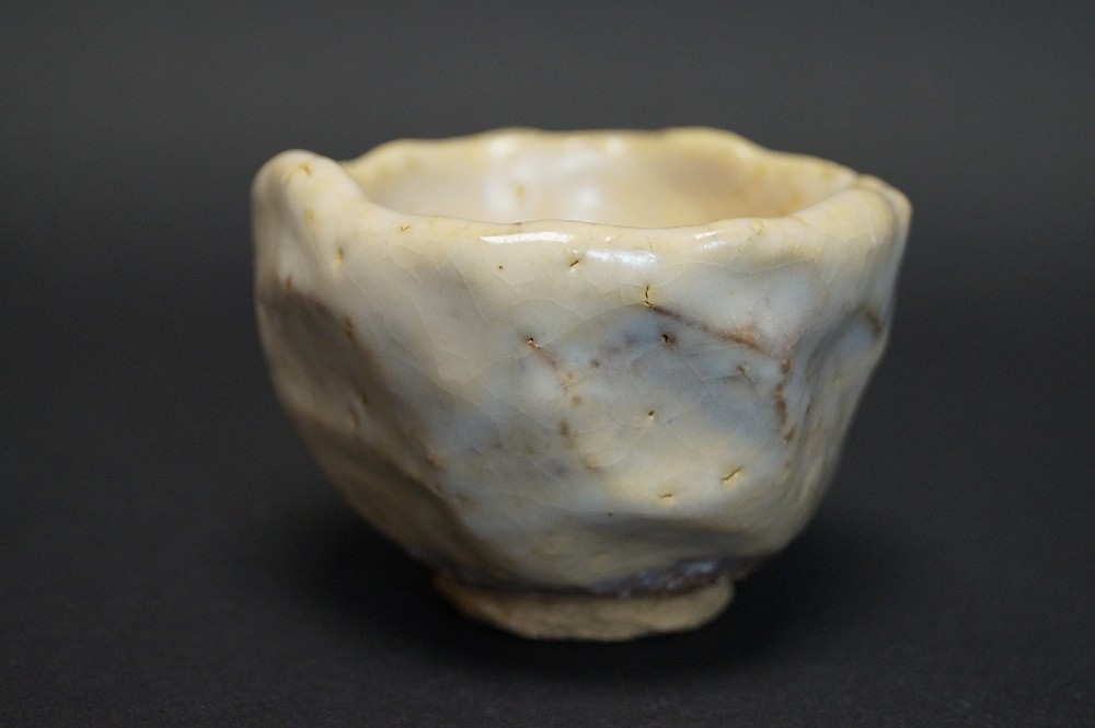 Sake Schale Guinomi Hagi von Seigan Yamane Frontalansicht