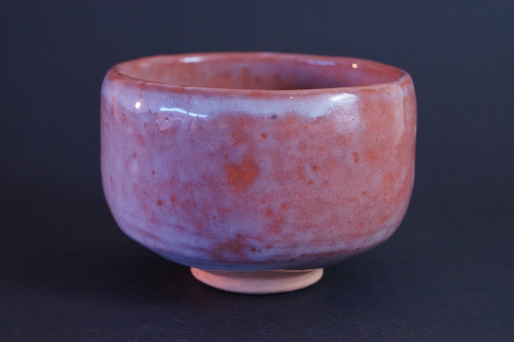 Seitenansicht des Chawan mit organisch geformtem Rand
