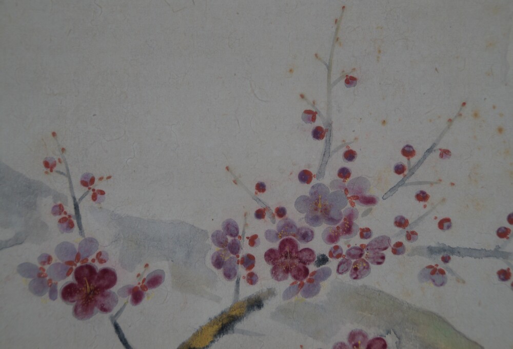 Nahaufnahme des rosa und violett bluehenden Pflaumenzweigs im Kakemono Pflaumenblueten im leisen Fruehlicht von Tokuoka Shinsen