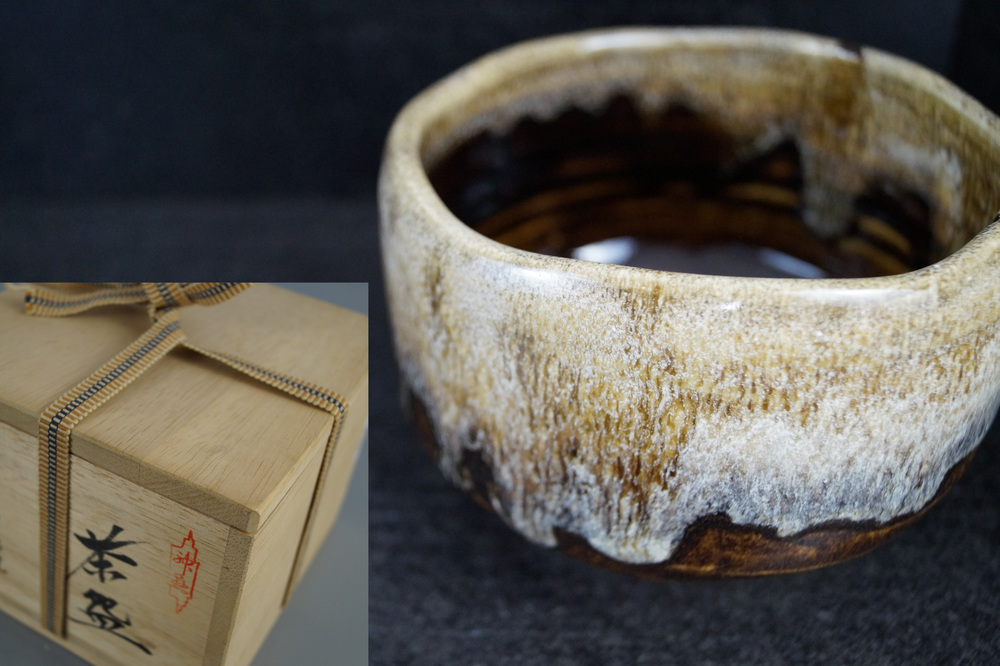 Chawan autorstwa Muroi Kaoru widok od przodu z pudłem do przechowywania