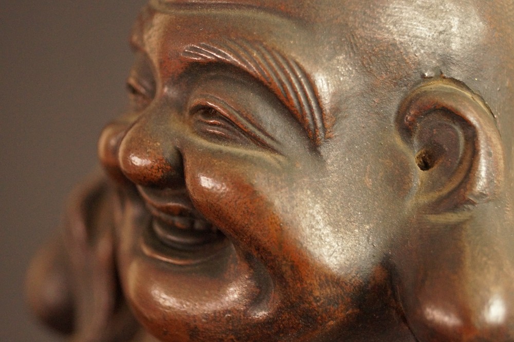 Figurine Hotei en céramique de Bizen gros plan du visage