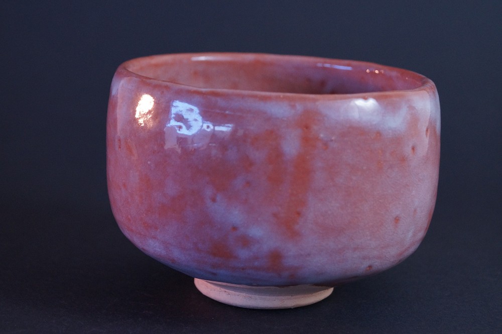 Weitere Seitenansicht des Chawan mit changierender Glasur