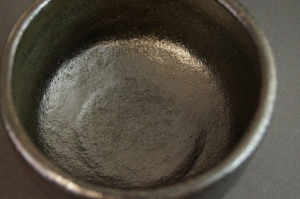 Chawan in ceramica Raku di Shien Takeda vista interna primo piano