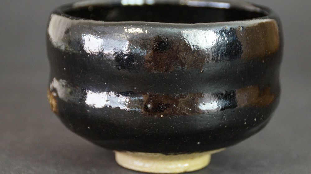 Autre vue du chawan en céramique Raku au profil de paroi nervuré
