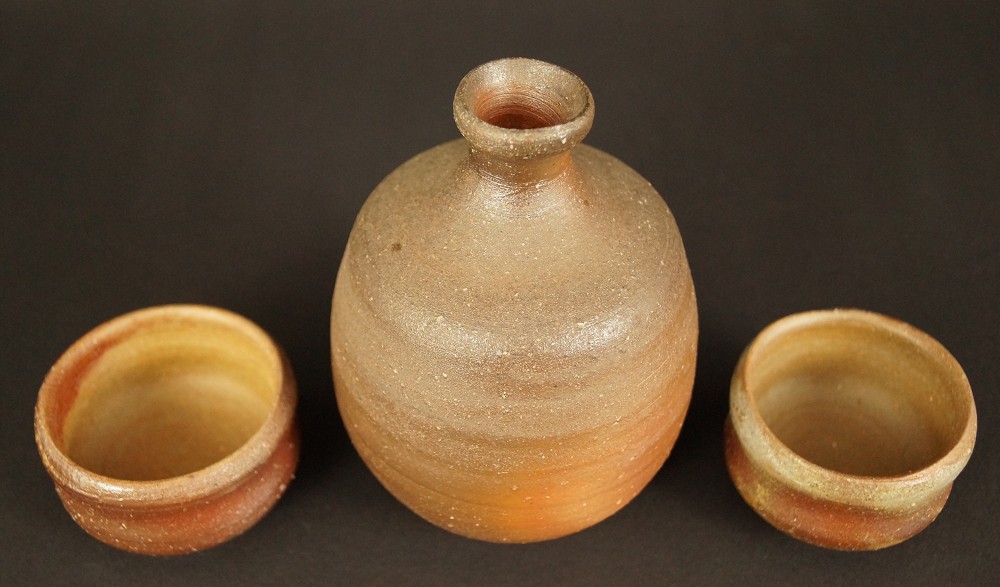 Bizen Tokkuri-Set mit 2 Guinomi Set Seitenansicht 1