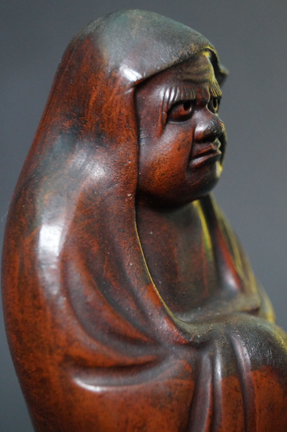 Bodhidharma Daruma Figur aus Bizen-Keramik Kopf Nahaufnahme 3