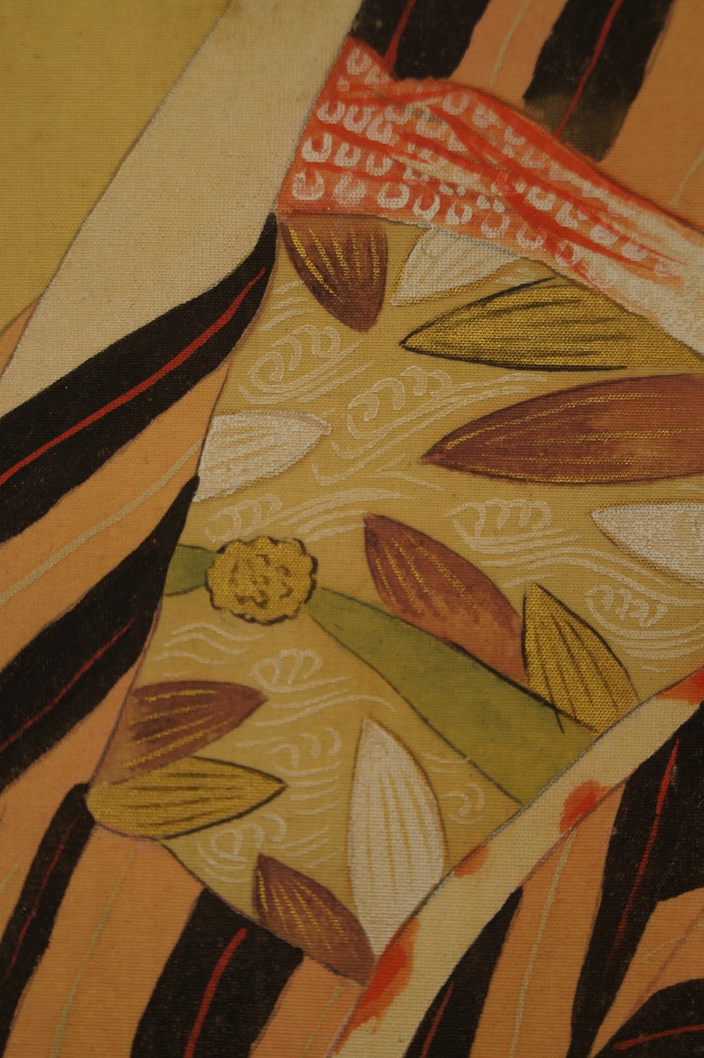 Belleza con kimono de Chigusa Kitani primer plano del motivo del obi