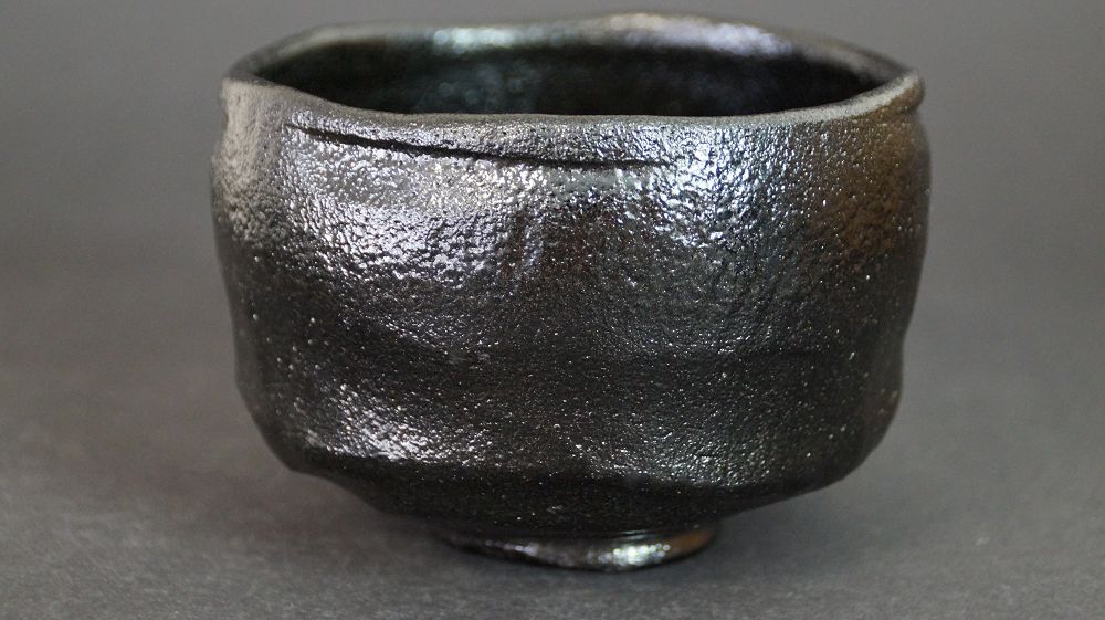 Otra vista del cuenco de té de cerámica Raku con superficie de esmalte negro cambiante