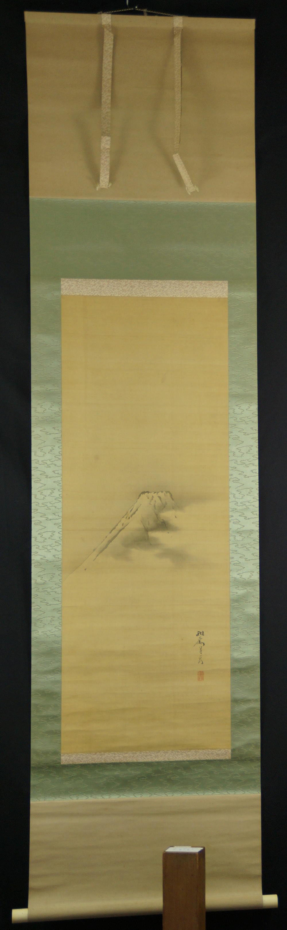 Gesamtansicht des haengenden Kakemono mit dem Fuji im Nebel und Aufbewahrungsbox