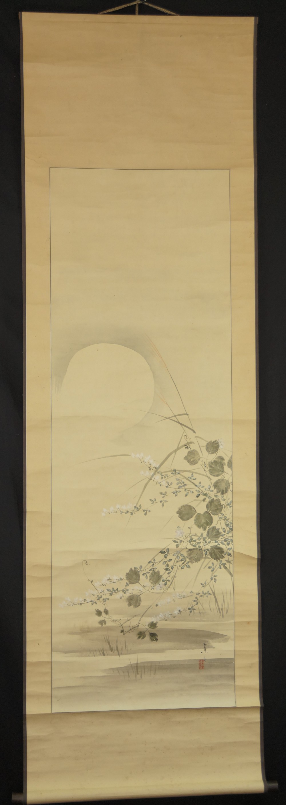Herbes sous la lune par Shodo vue d'ensemble du rouleau suspendu