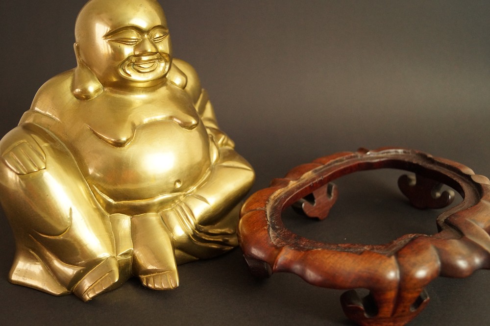 Hotei-Figur Gesamtansicht mit Staender