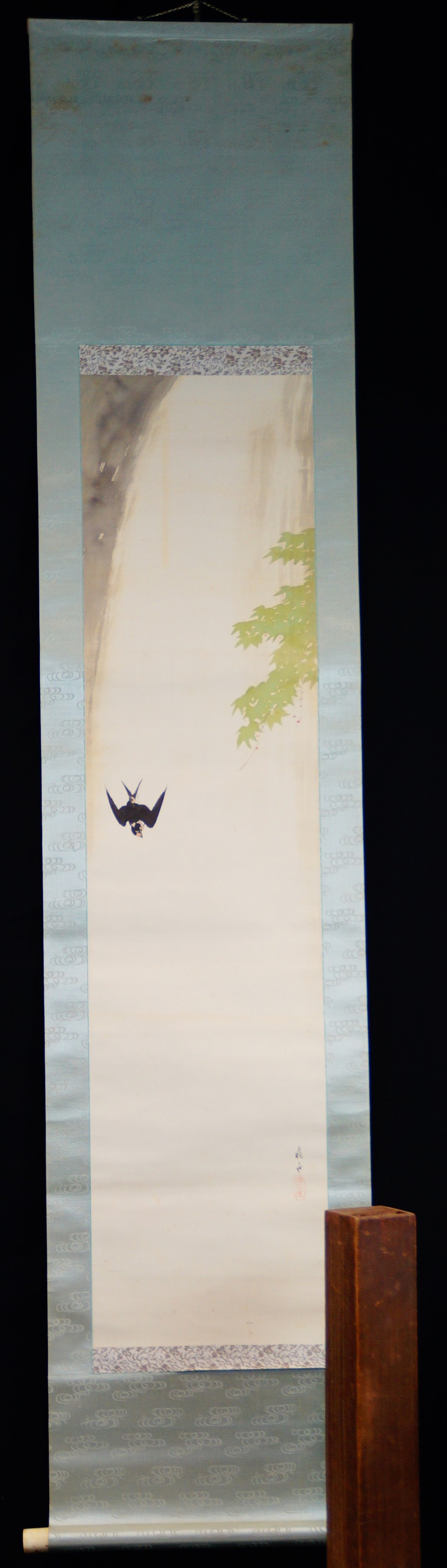 Gesamtansicht des Kakemono mit einer Schwalbe vor einem Wasserfall und Ahornzweig von Nishioka Sosen, aufgehaengt mit Aufhaengeschnur
