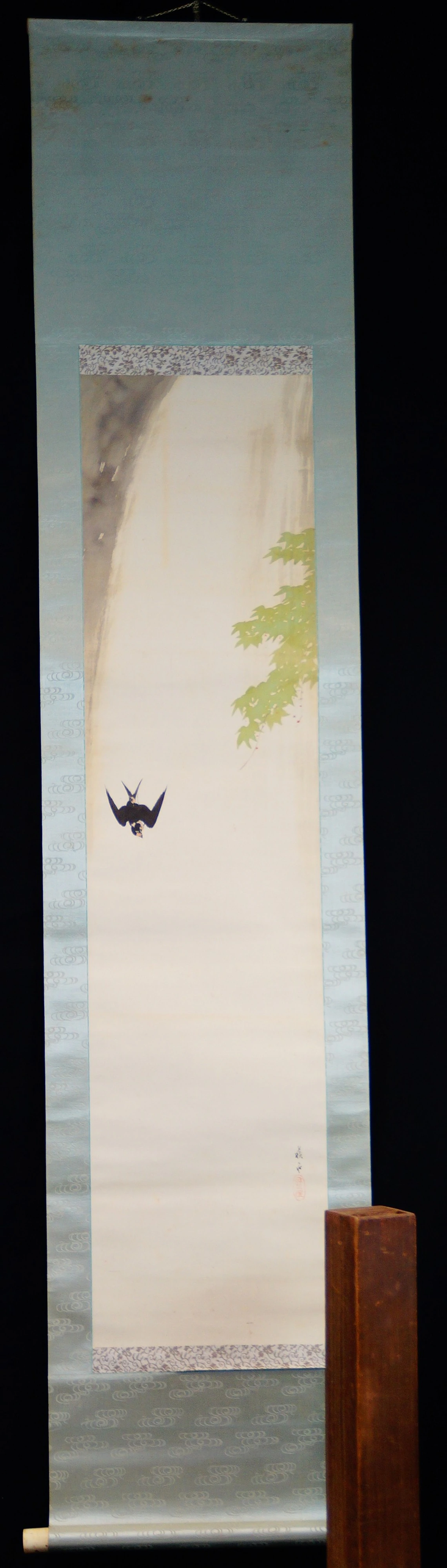 Gesamtansicht des Kakemono mit einer Schwalbe vor einem Wasserfall und Ahornzweig von Nishioka Sosen, aufgehaengt mit Aufhaengeschnur